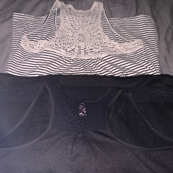 2 flowy tanks with crochet details - Picture 2 of 12